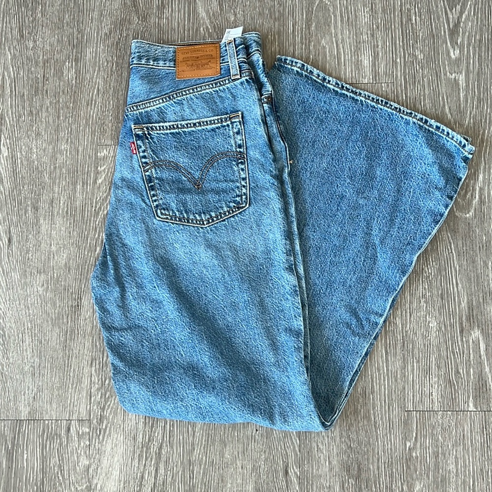 Trendy Levi’s wide leg jeans
